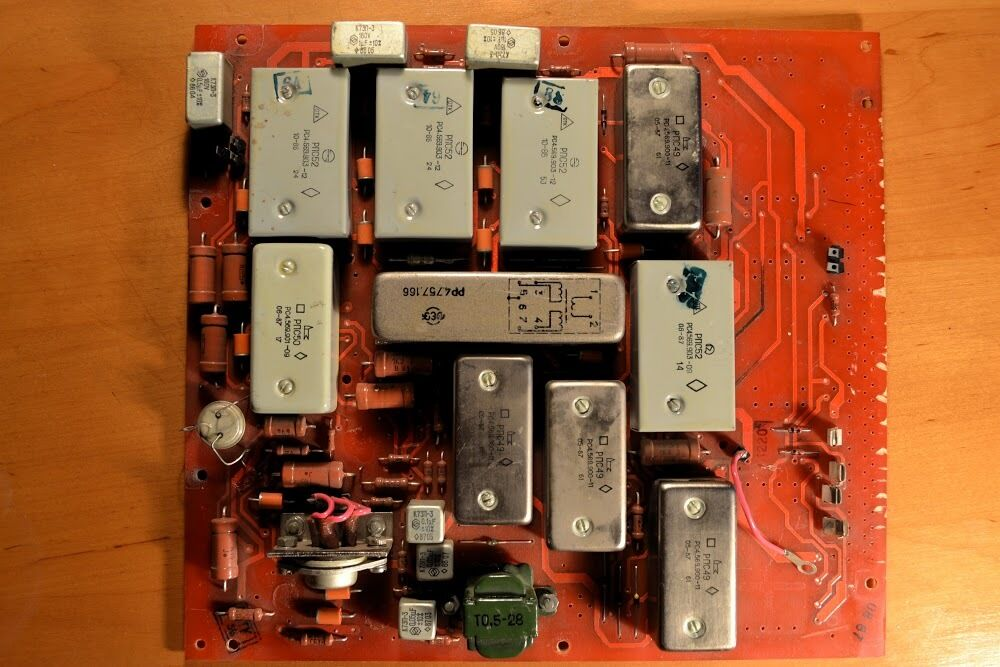 ▲ 图1.2  早期苏联商用电话机电路板