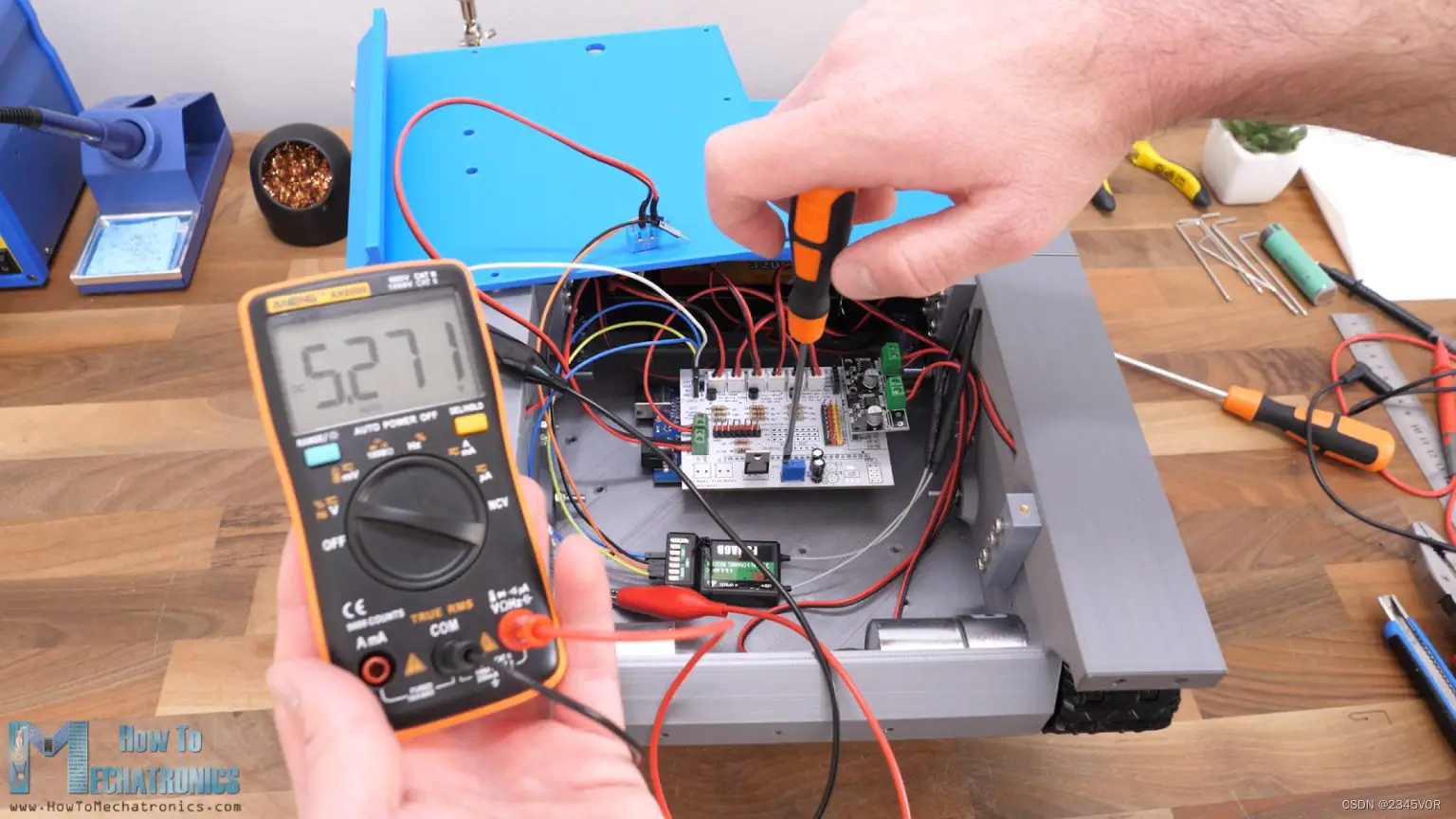 使用微调器将 LM350 稳压器电压输出调节至 5v
