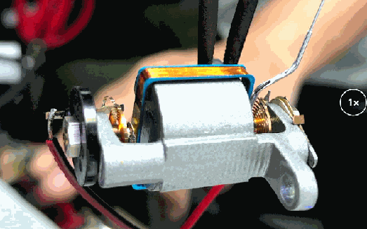 ▲ 图1.3.3  施加30V电压驱动动圈