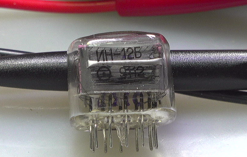 ▲ 图1.1 刚到手还没有捂热乎的辉光数码管