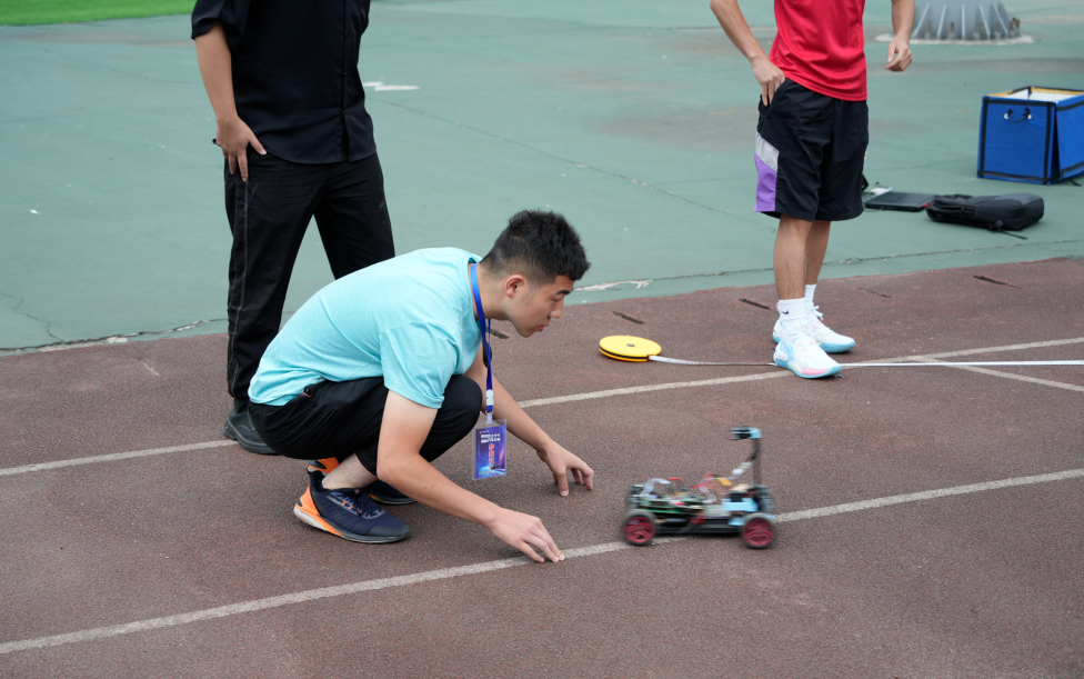 ▲ Figure 1.6 Outdoor speed cross-country team members debugging the racing car