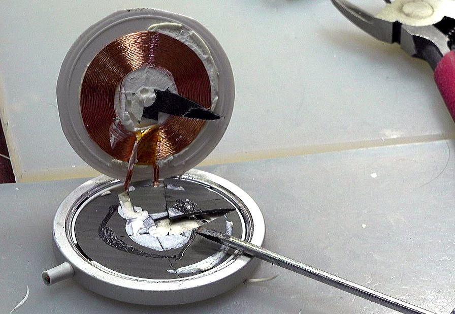 ▲ 图1.2.1 充电线圈与内部结构