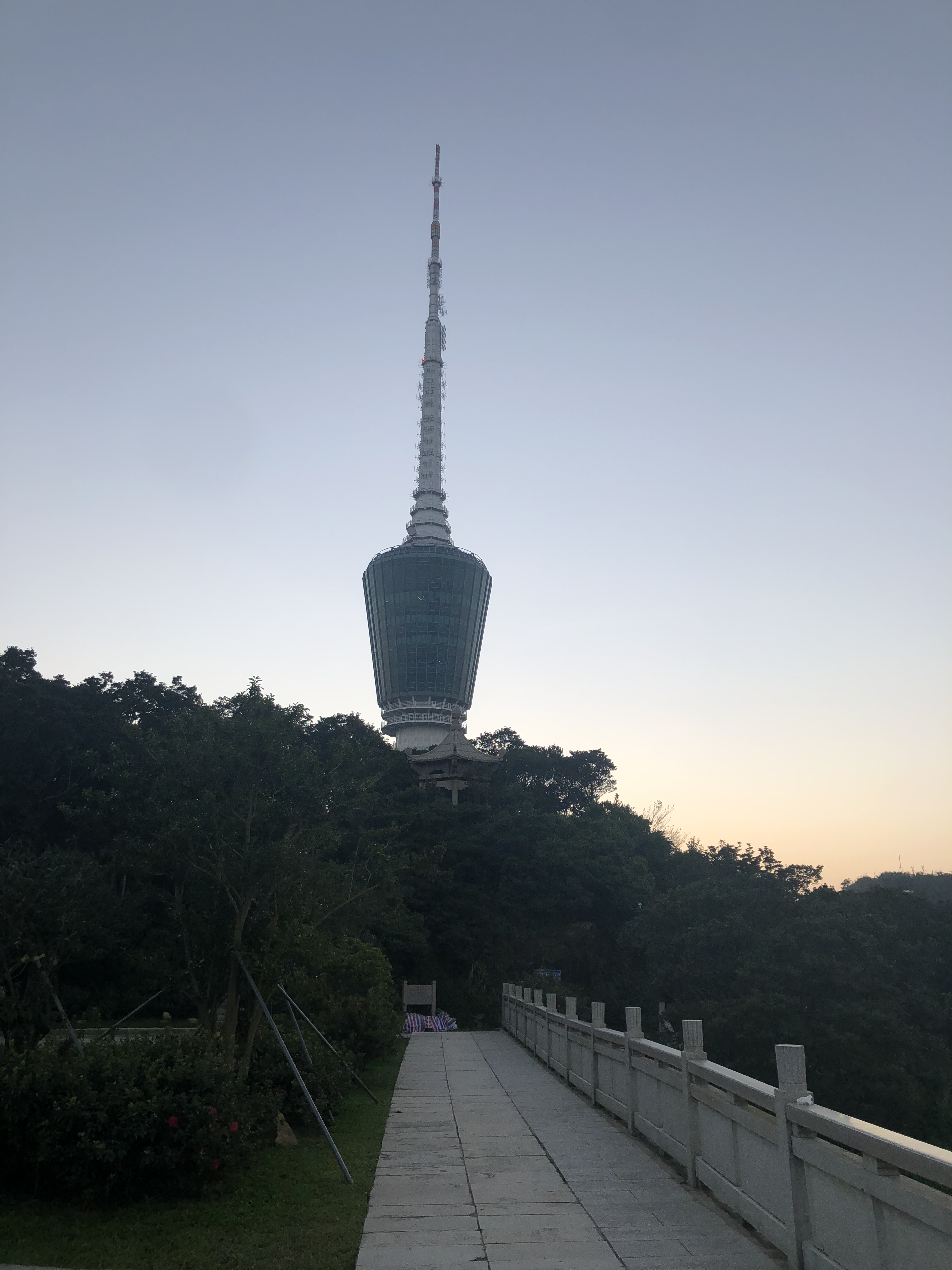 深圳电视塔是广东深圳的电视塔,位于广东省深圳市罗湖区梧桐山小梧桐