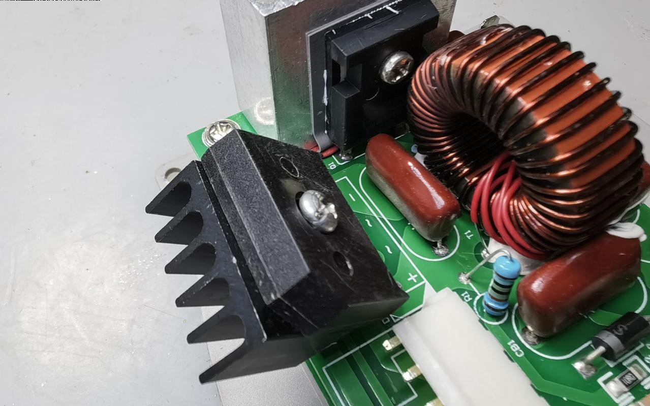 ▲ 图1.3.3 大功率整流二极管和高频震荡管