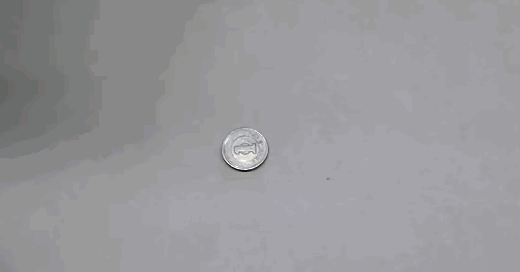 ▲ 图2.2.2  快速撤离的磁铁会吸引铝质硬币