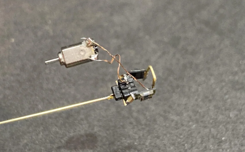 ▲ 图2.8  电路与微型电机之间使用金属丝连接