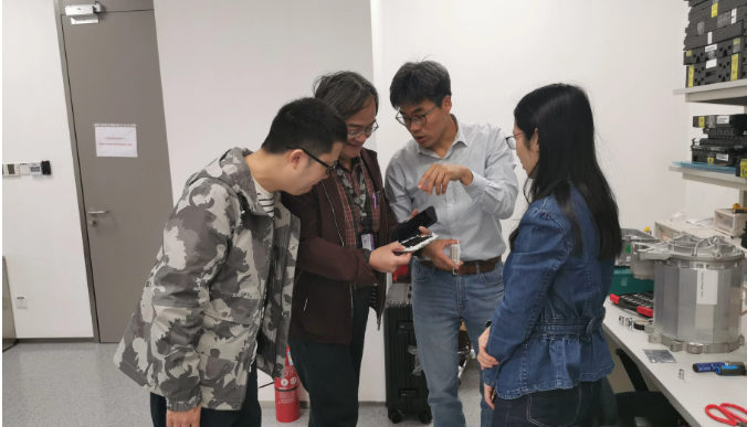 ▲ 图1.2 英飞凌实验室参观