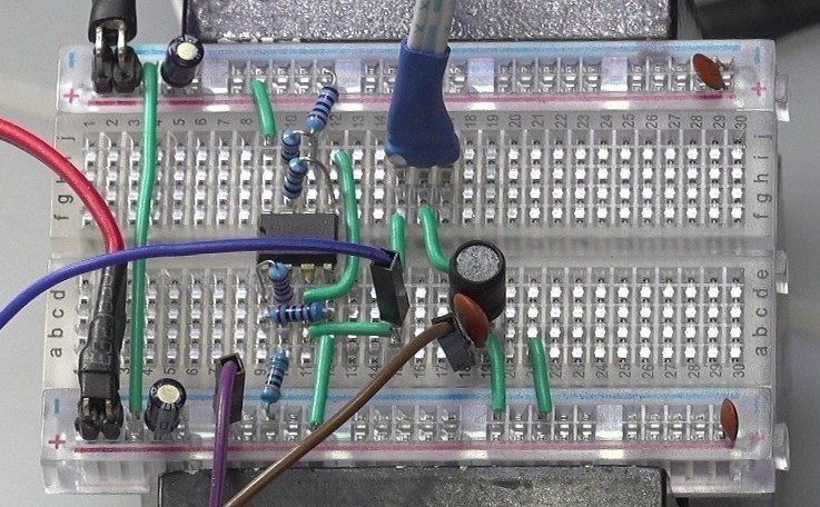 ▲ 图1.1.2 在面包板上搭建测实验电路