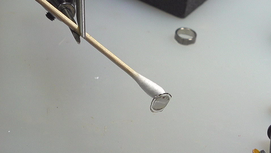 ▲ 图1.9 驻极体靠静电吸附在棉签上