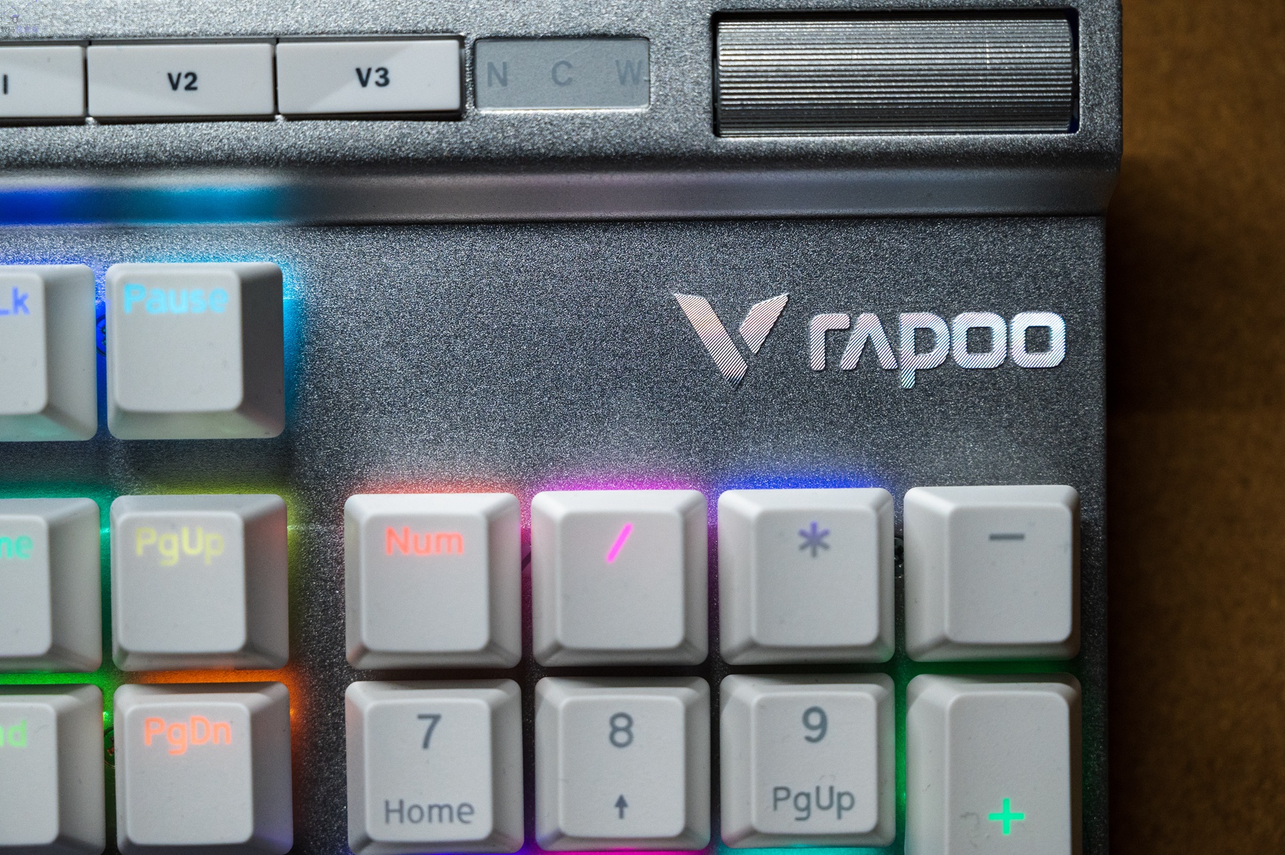 支持轴体热插拔的平价机械键盘，全尺寸带灯效，雷柏V700DIY上手