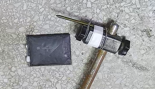 ▲ 图2.1.2 行刑前的铁锤与锂电池