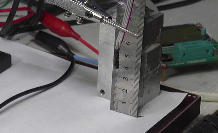 ▲ 图2.3 将ITR8307置于白纸上方5厘米