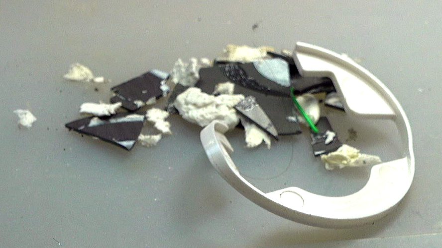 ▲ 图1.2.2 铁氧体碎片，白色封固乳胶，白色塑料磁铁挡片