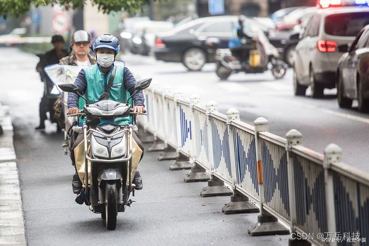 在校园跑腿系统小程序中，如何设计高效的实时通知与消息推送系统？