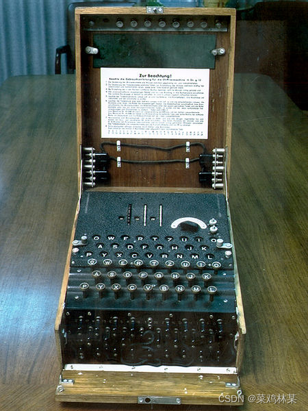 一台德国军用三转子恩尼格玛密码机的接线板、键盘、显示板和转子。