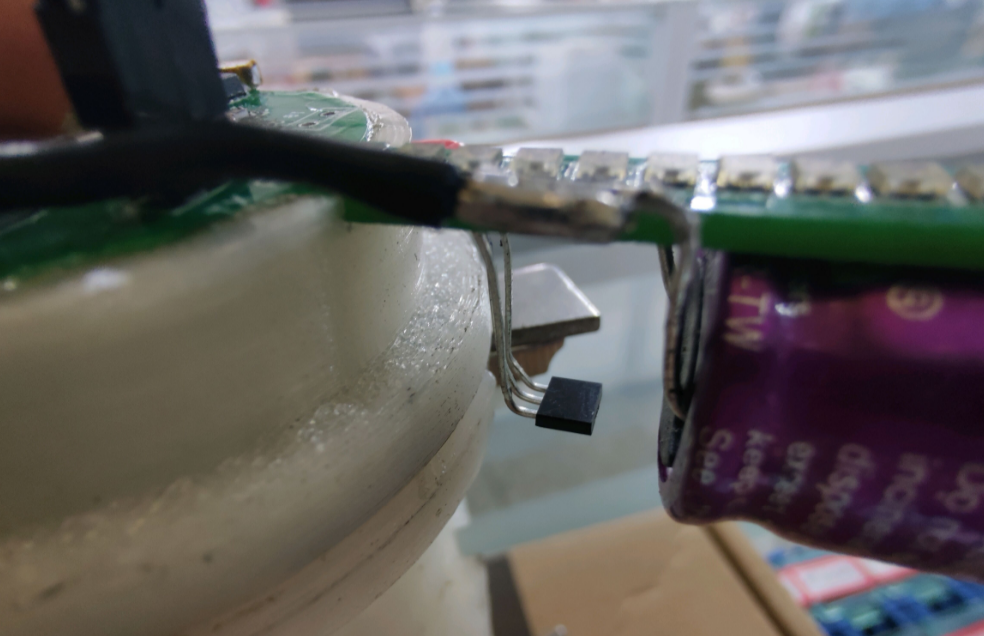 ▲ 图1.1.1 用于旋转LED显示风扇上的霍尔传感器