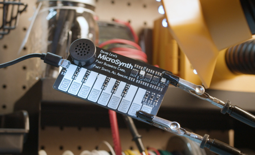 ▲ 图1.2 小巧的MicroSynth正面元器件布局