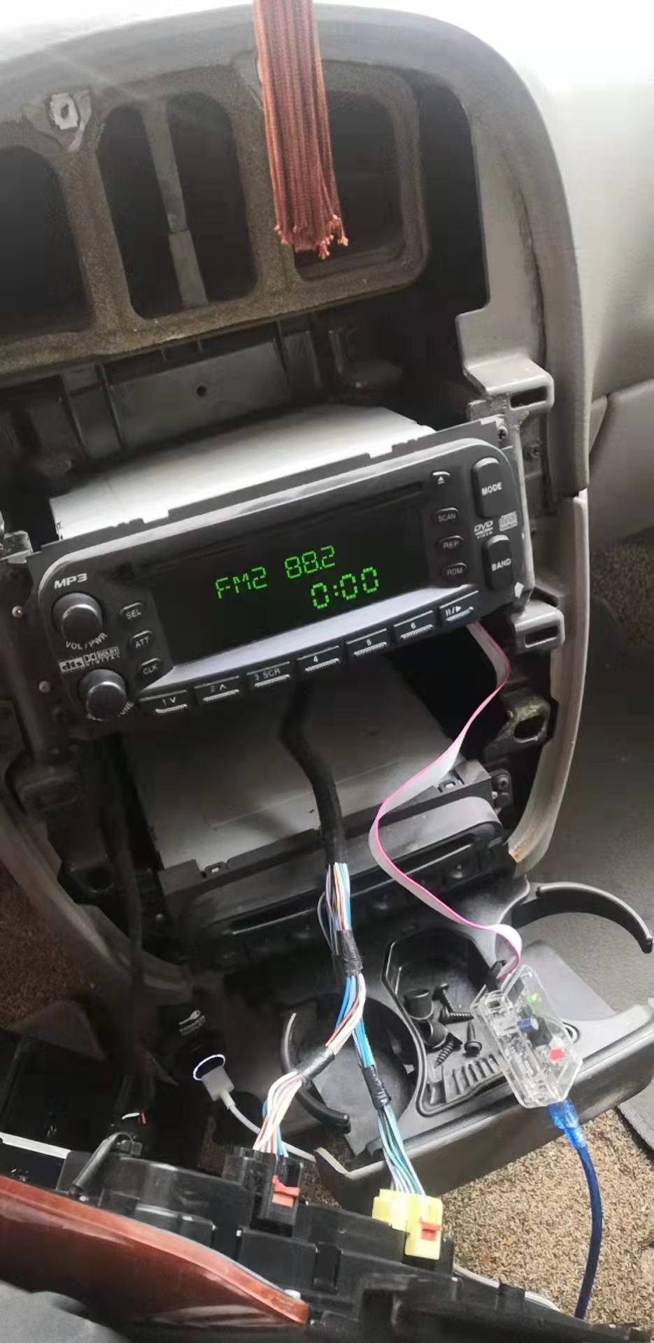 全网首发克莱斯勒东南大捷龙jeep道奇DIY数码碟盒增加USB和蓝牙播放音乐功能使用原车接口无损改装
