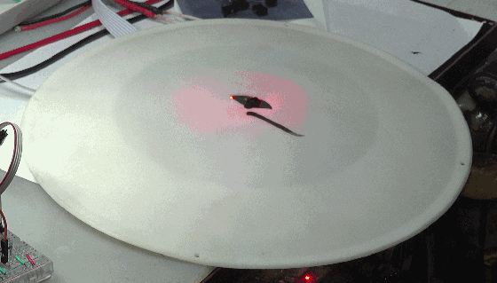 ▲ 图1.4.1  放在发光盘上进行测试