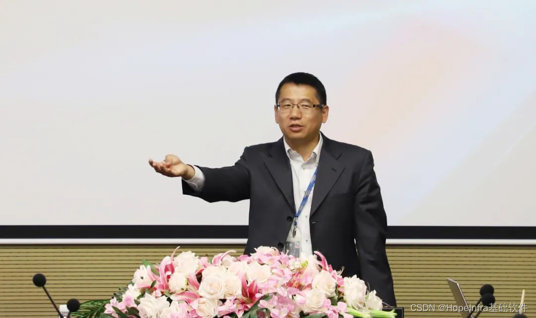 润和软件云计算事业部总经理蔡志旻发表演讲