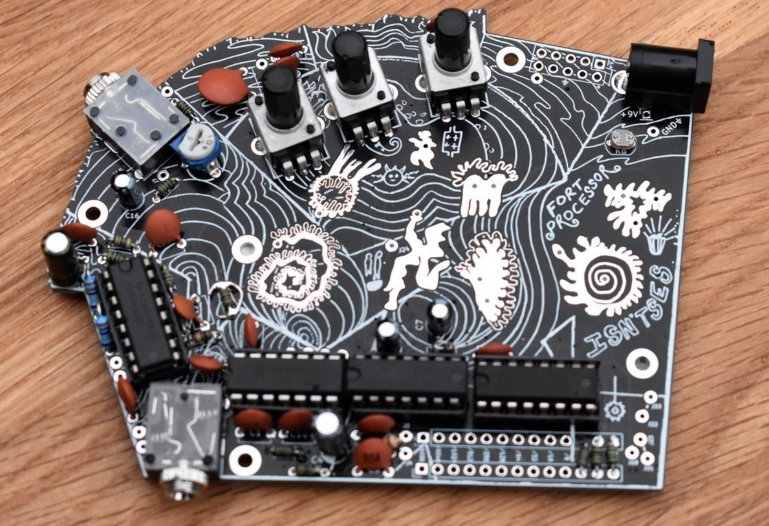 ▲ 图1.5 不规则外形直插元器件电路设计