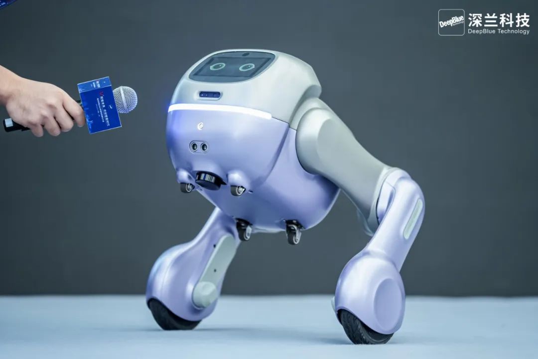 深兰科技轮腿家用AI机器人荣获“2023年度城市更新科创大奖”