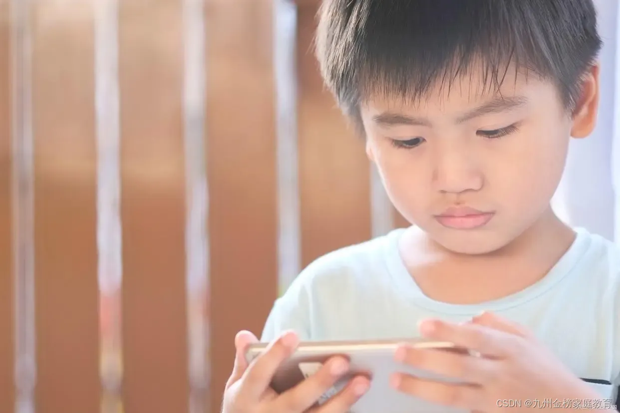 九州金榜家庭教育孩子沉迷手机网络怎么办？