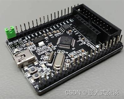 STM32微控制器的中断优先级设置对系统性能有何影响？