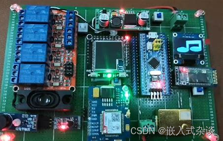 STM32微控制器的中断优先级设置中，抢占优先级和子优先级如何影响中断响应？