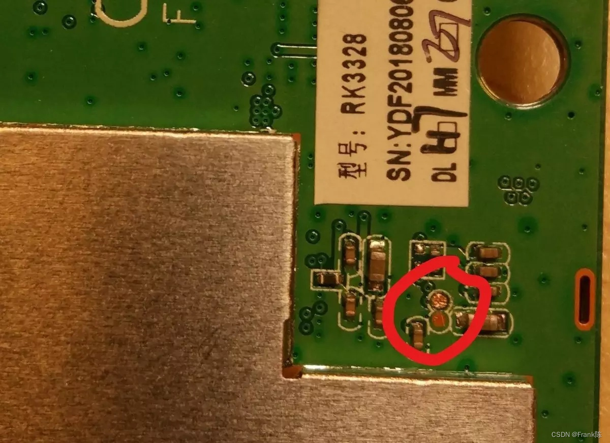 把主板这里的两个地方短接,用回形针或者镊子等金属工具.(如图)2.