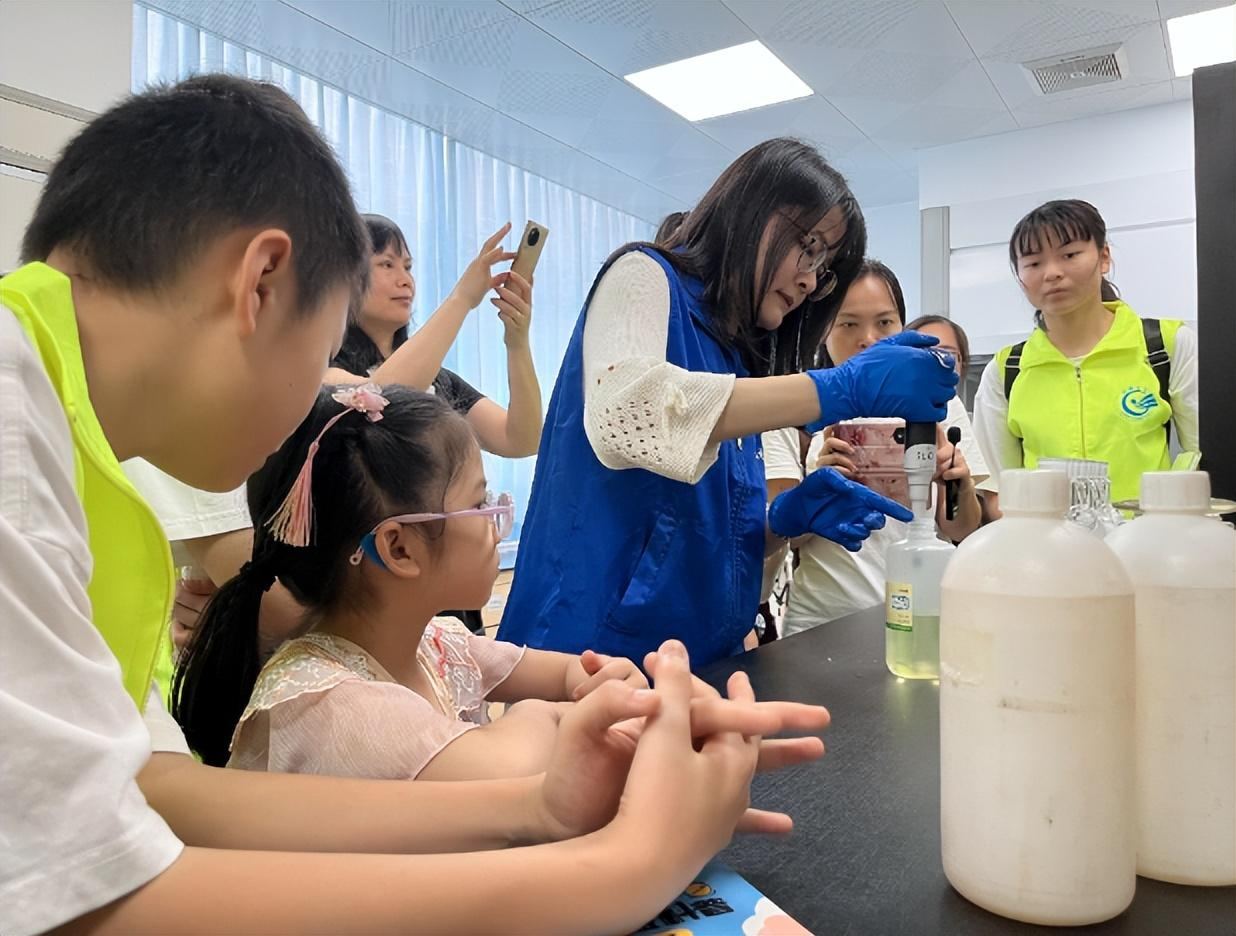"江门市新会区葵城中学初一学生吴雨皓表示,通过本次活动,认识了很多