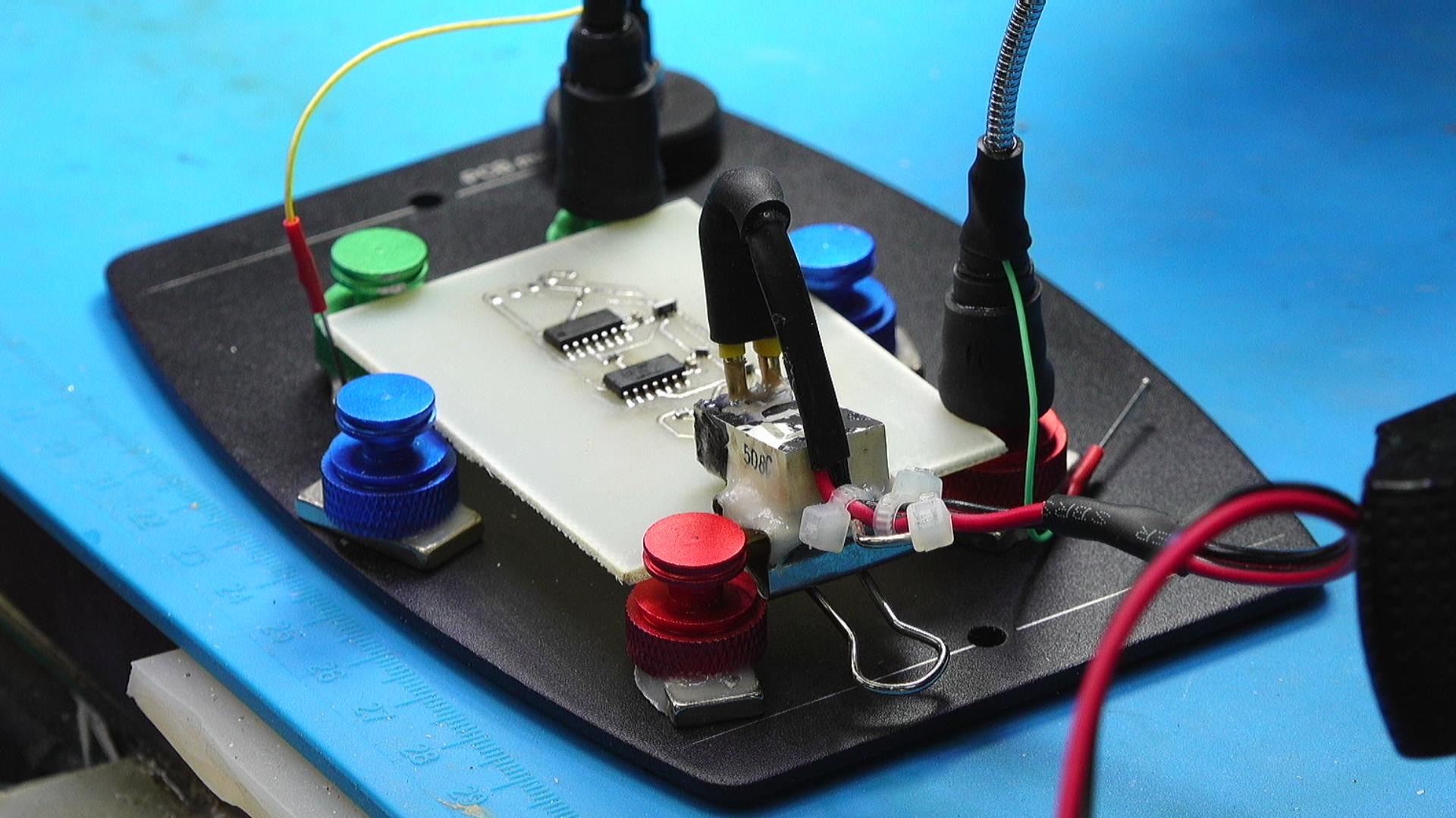 6969设计一个测试电路, 有两个芯片中的一个运放,组成电压跟随器.