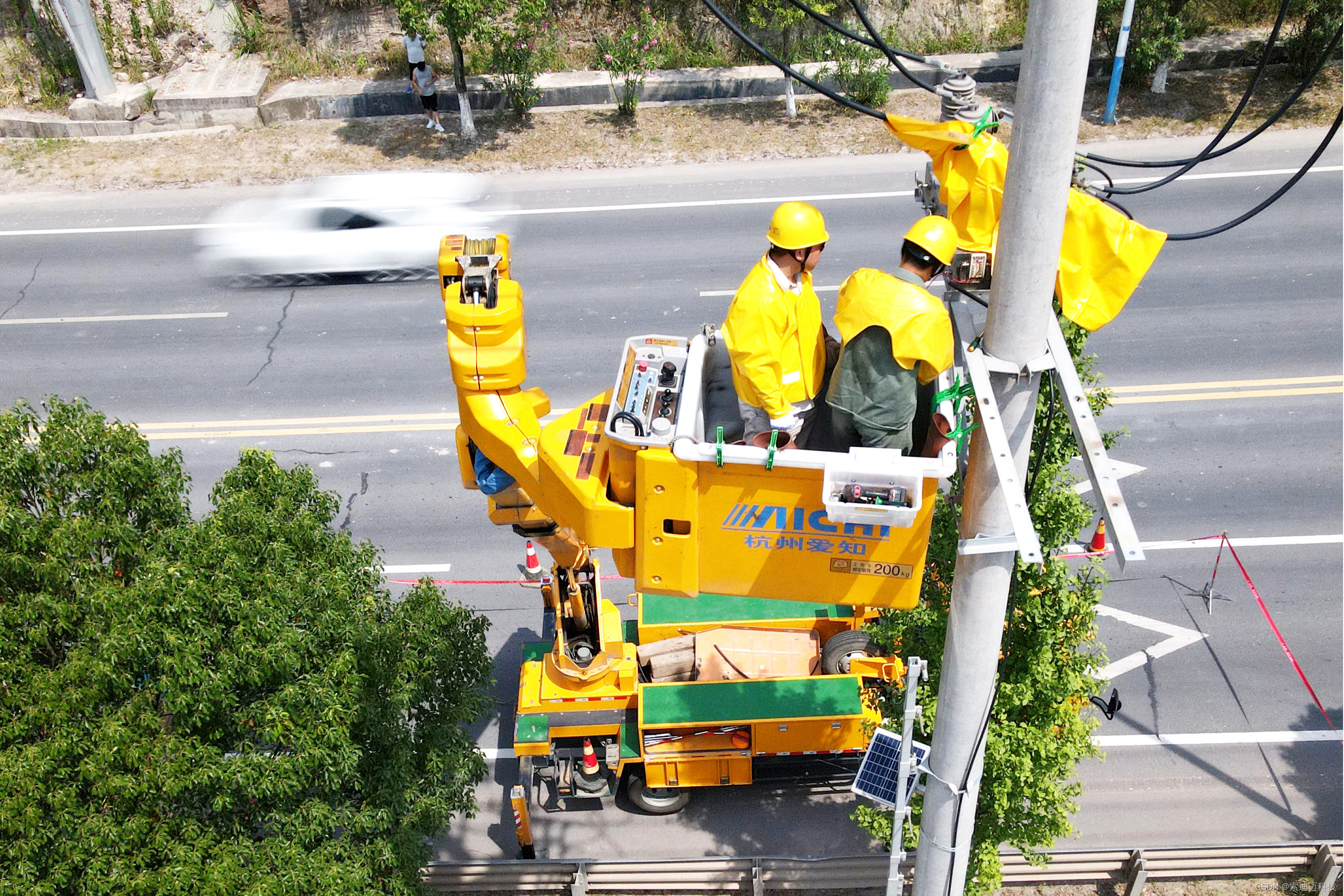 电力作业平台车必备：防倾倒预警装置，智能守护你的工作