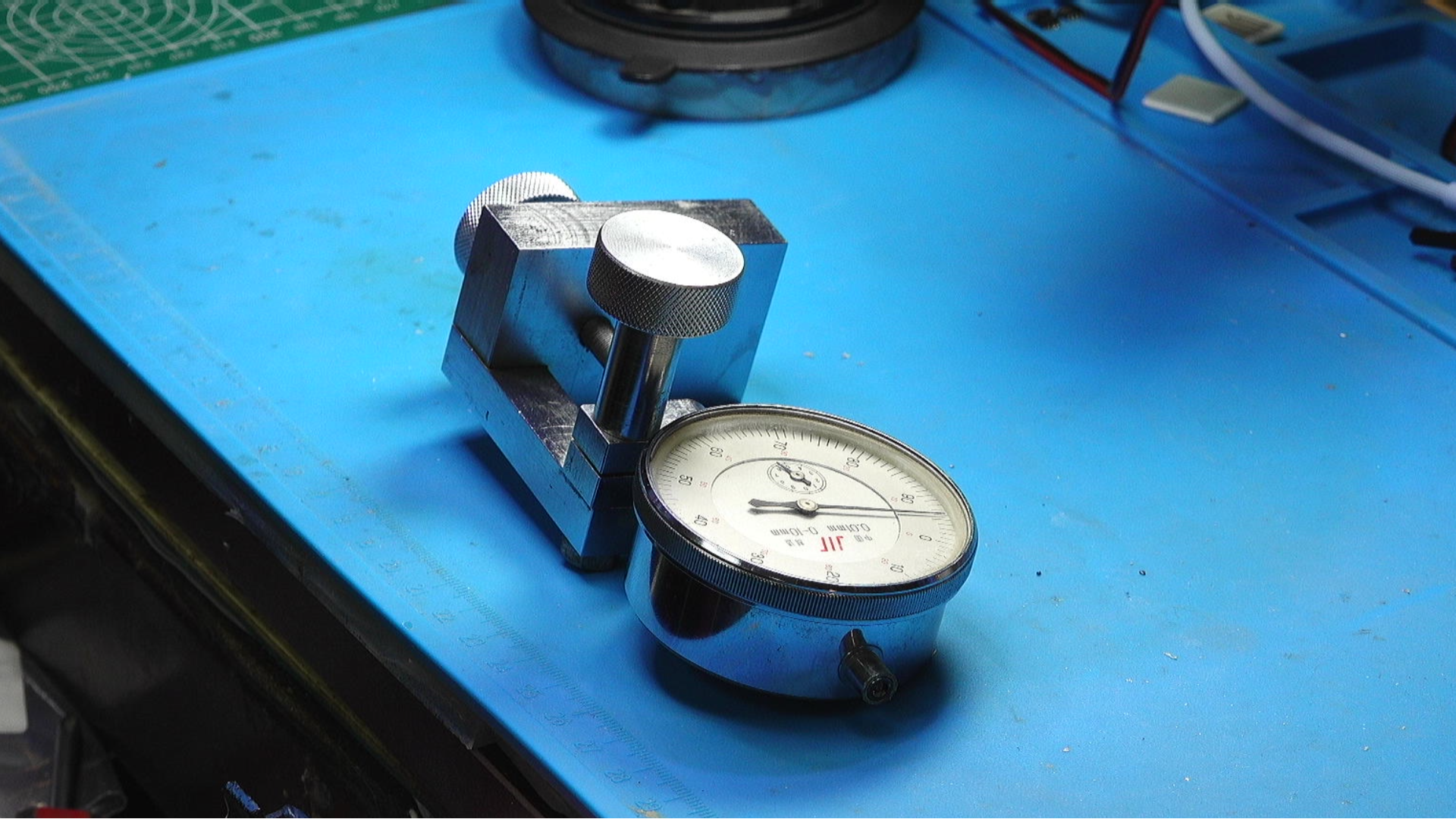 65它能够测量 10mm 范围内的位移, 具有 10微米的刻度表盘.