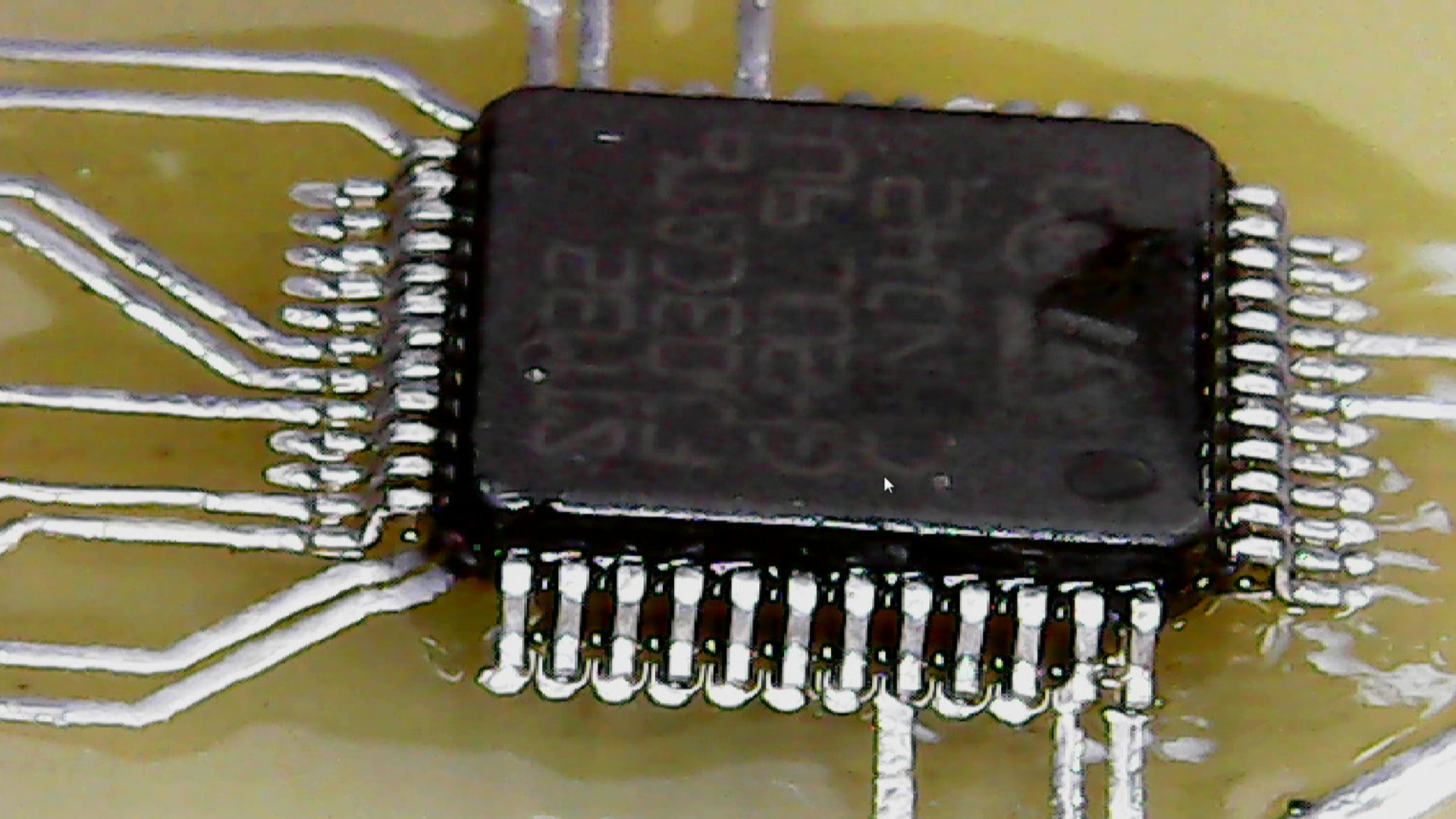 好像单片机管脚不仅仅有偏移, 而且似乎左边管脚并没有与焊盘接触.