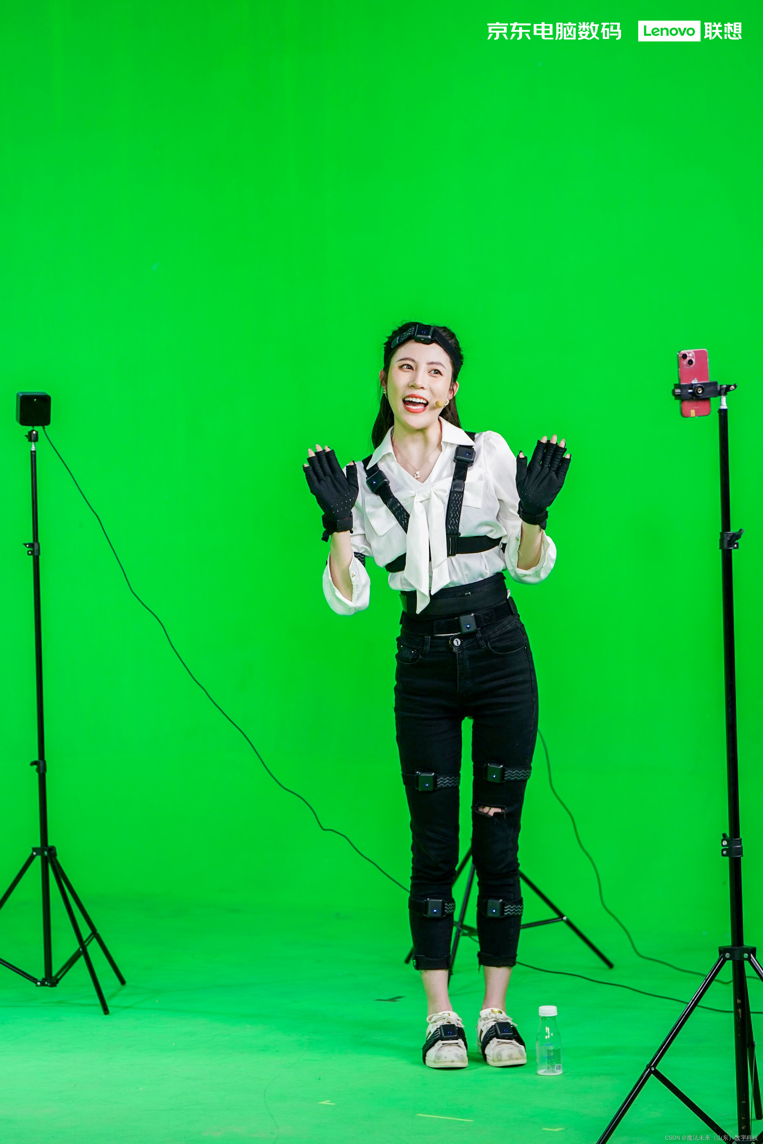 借助一台高性能笔记本和便携显示屏,就可使用魔兔客户端.