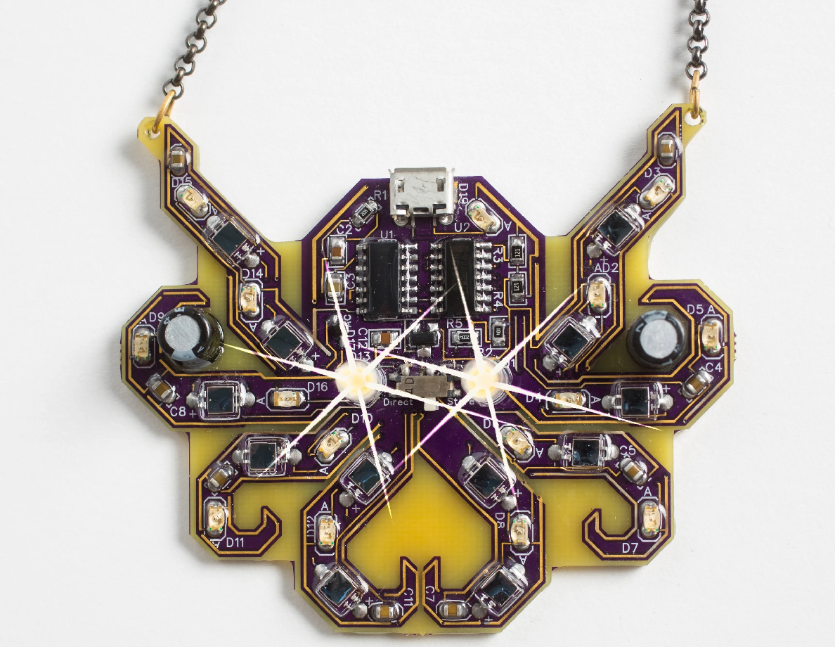 ▲ 图1 带有PCB接口的胸坠装饰PCB：作者 RADI