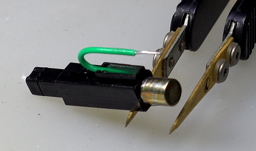 ▲ 图2.2.1 测量高压放电电极与压电陶瓷两端阻抗