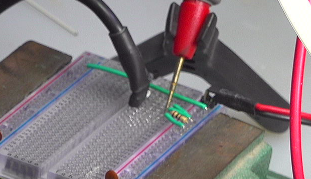 ▲ 图1.2.2 在面包板上搭建测试电路