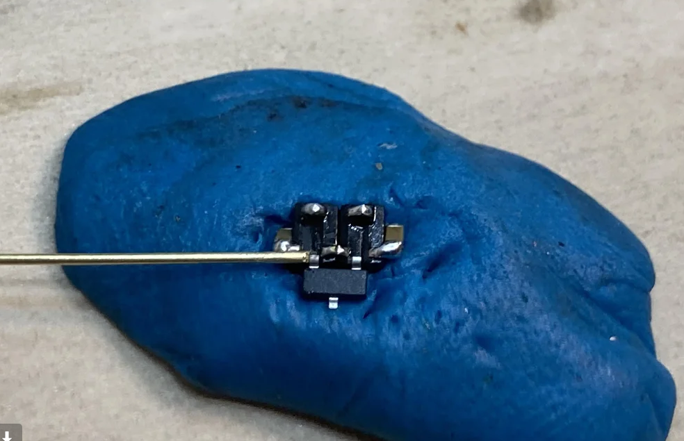 ▲ 图2.7  橡皮泥固定表贴元器件进行焊接