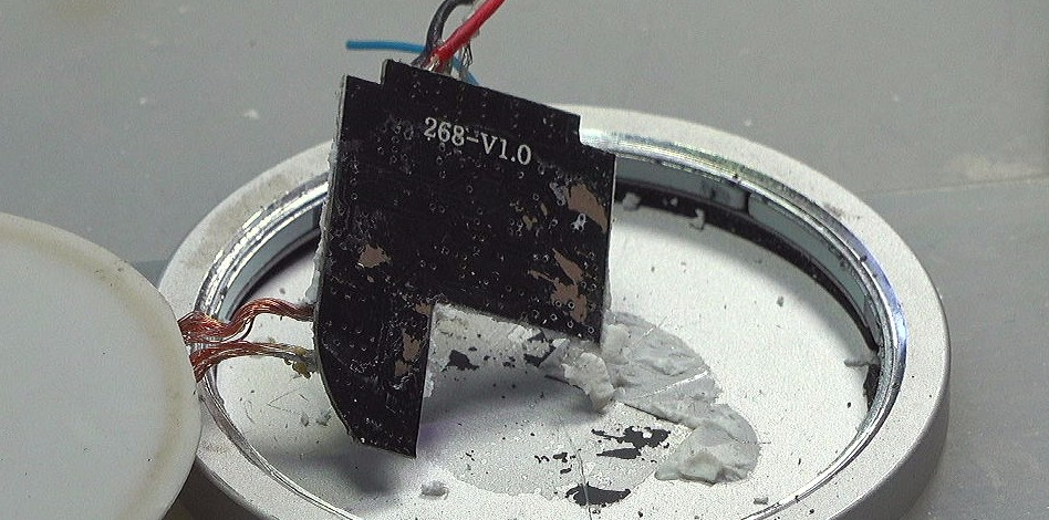 ▲ 图1.3.2 将充电电路板撬开