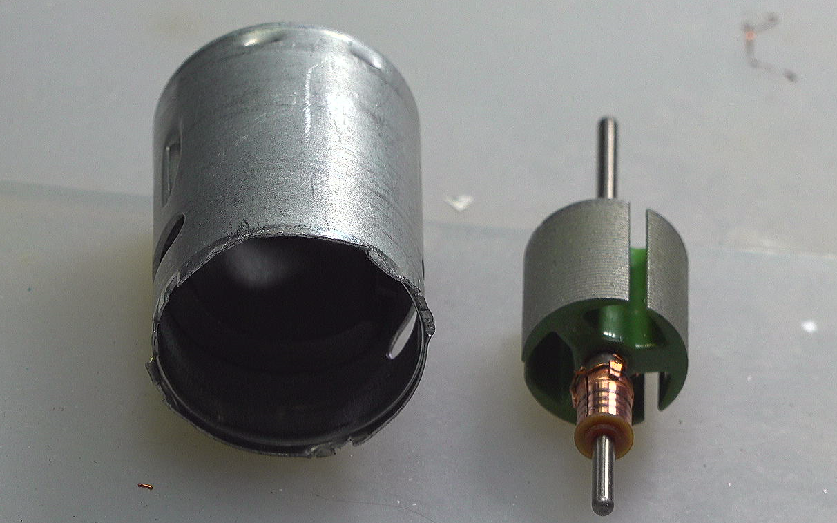 ▲ 图2.2 定子和拆完线圈之后的转子