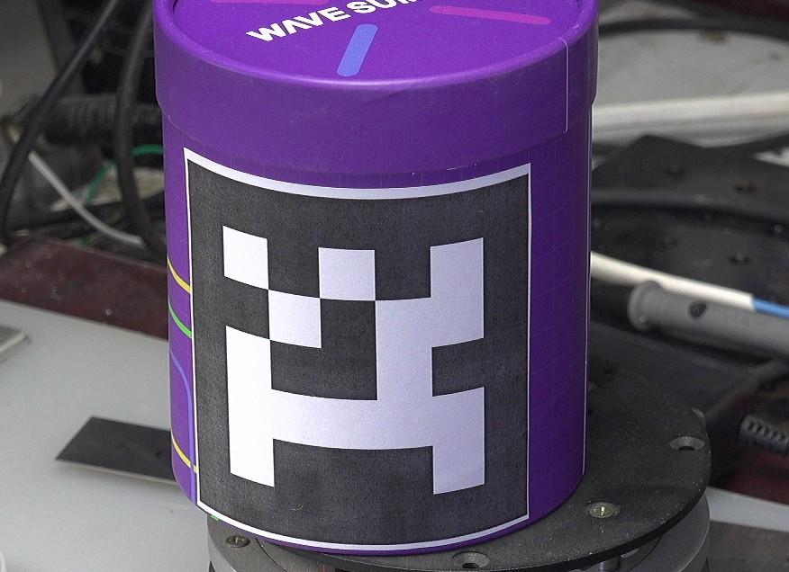 ▲ 图2.1 贴在圆柱上的Apriltag