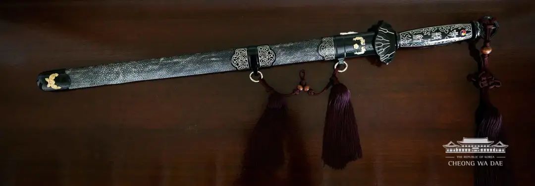 在韩国有一把叫"三精剑"的佩剑,该武器是专门授予韩国功勋卓著的军人