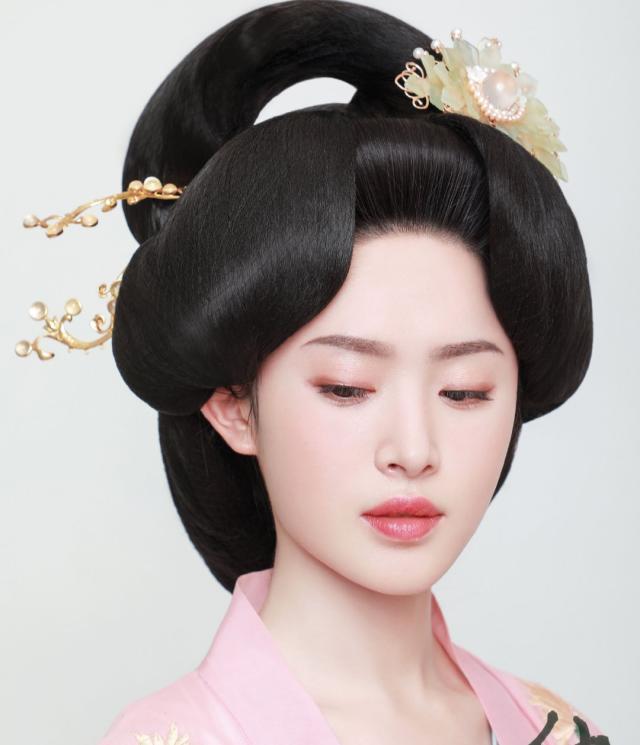 古代女子得眉型大多是柳叶眉,不像韩式平眉那样吸引人的眼球,而且很