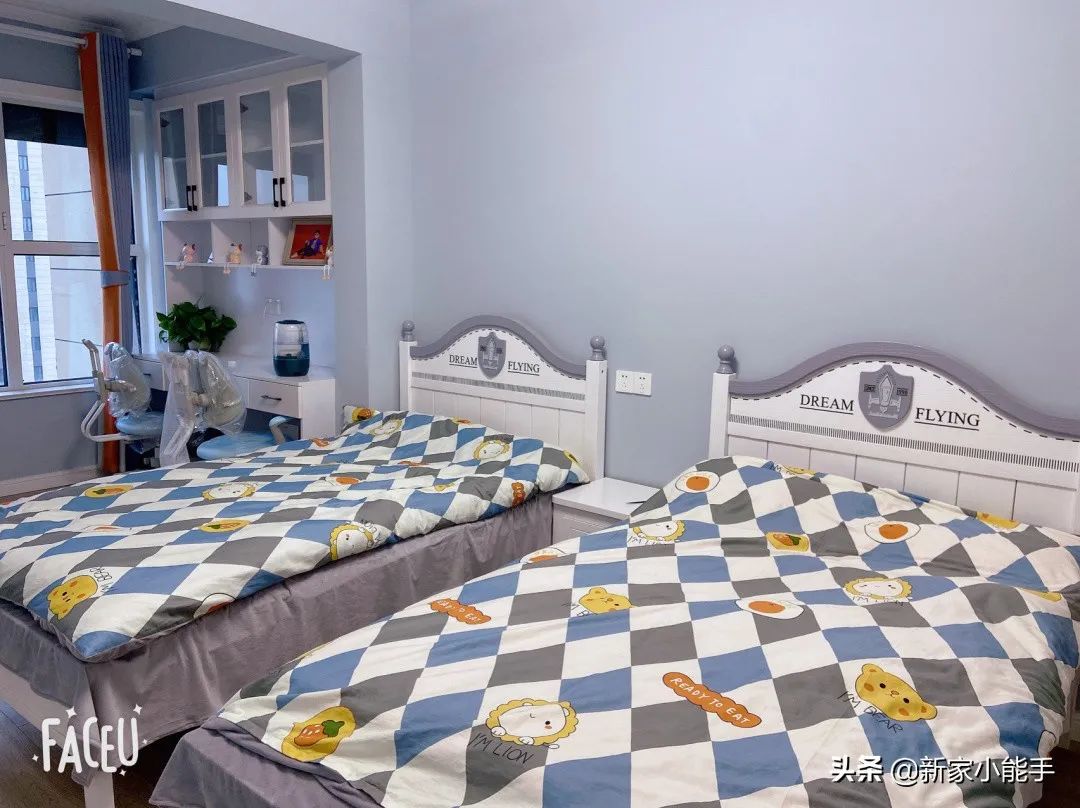 这间小孩房的卧室选择布置了两张单人床,可以非常方便家里两个孩子