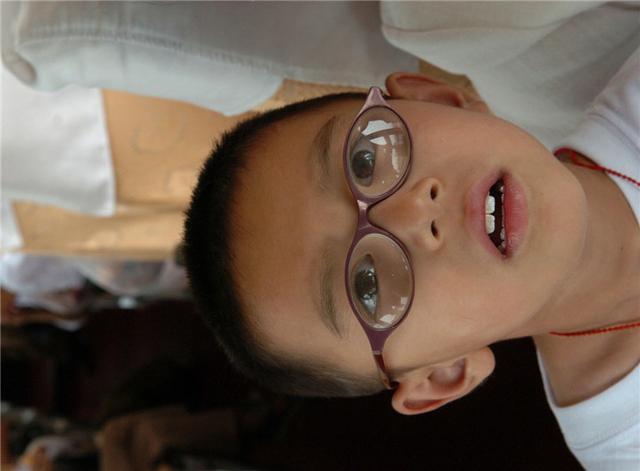 经常玩电脑正确的坐姿6岁男孩经常玩手机眼睛近视高达500度妈妈的话让