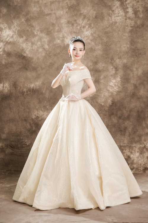 吕泉高维智慧创始人17年心灵修行与素食造就冻龄女神