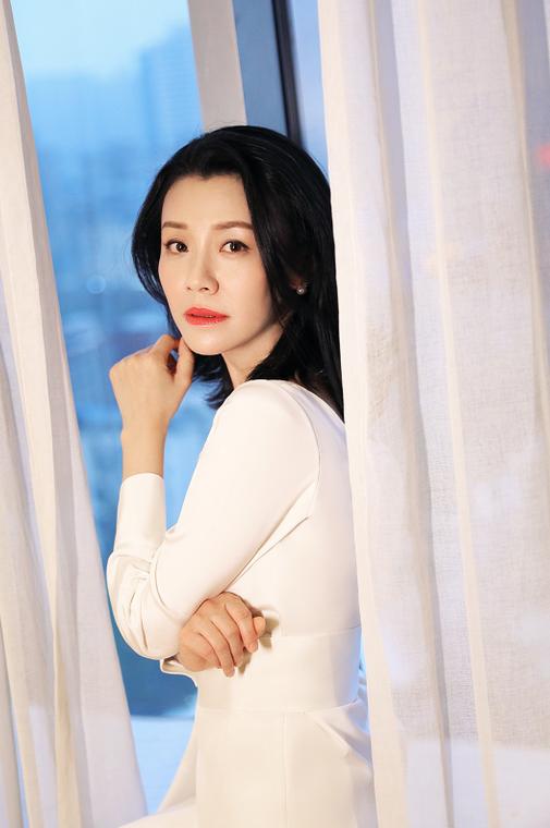 拼接路径优雅方式46岁刘琳真时髦穿白色连衣裙巧用腰带来收腰简约优雅