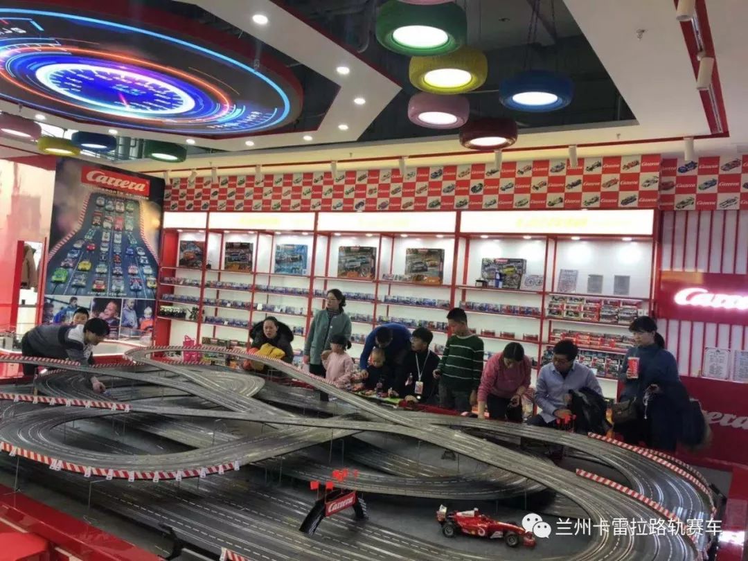 人体一机竞技格斗机器人轨道赛车格斗机器人卡雷拉名城广场店精彩试